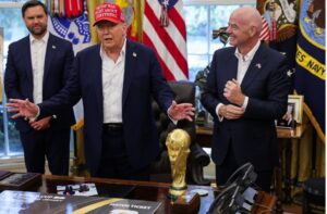 Chủ tịch FIFA Infantino giới thiệu cho Tổng thống Mỹ Donald Trump chiếc cúp vô địch World Cup phiên bản chính thức